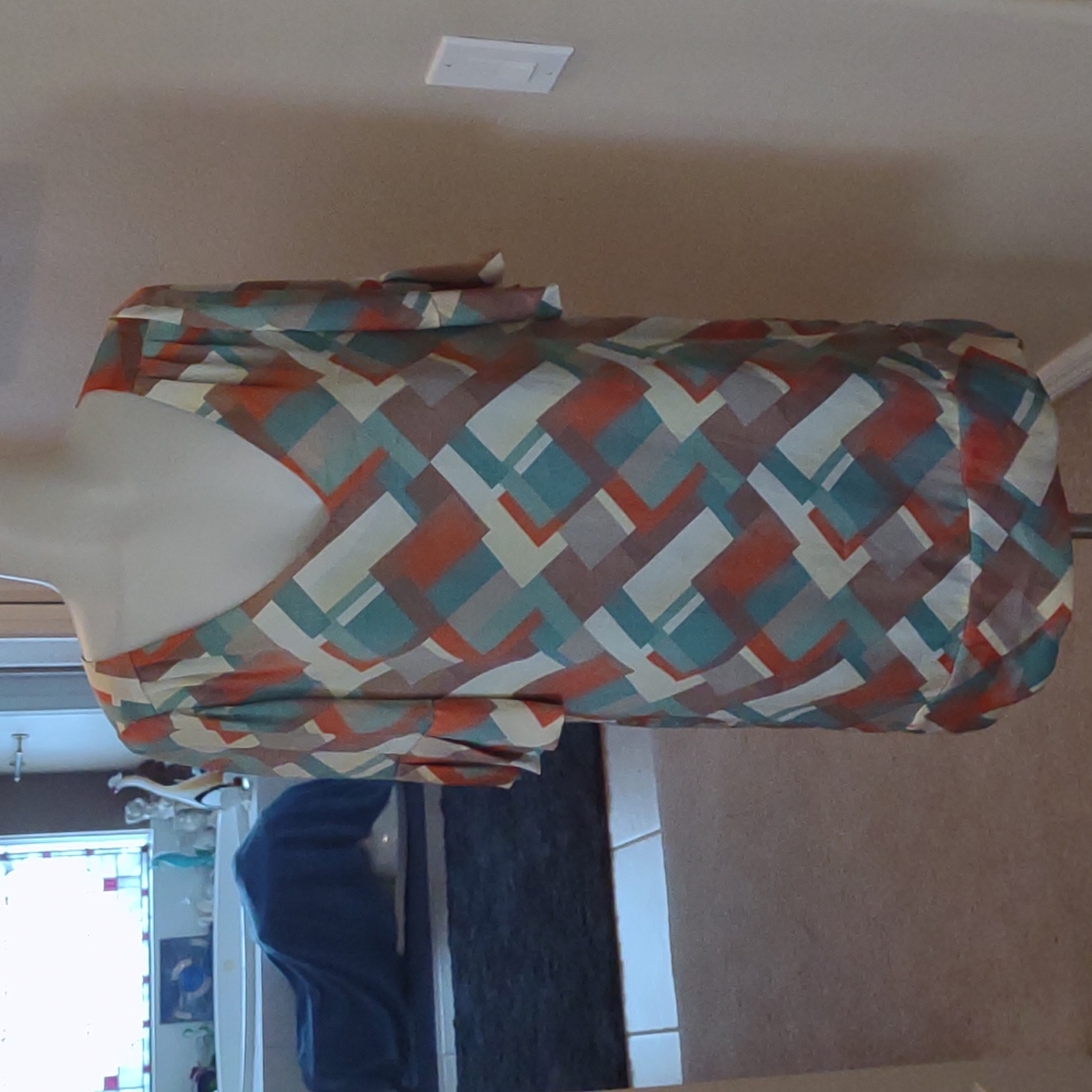 To the Max geometric print lined v neck dress size medium